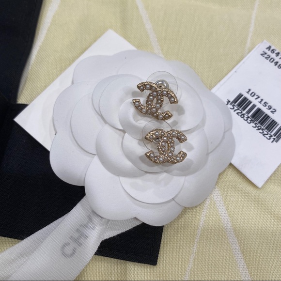Chanel light gold cc stud earrings 💯authentic - Picture 4 of 4